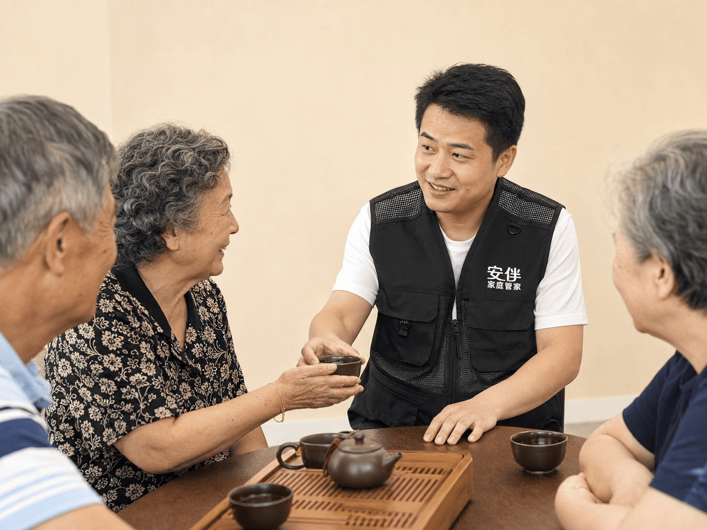 安伴家庭管家与社区长辈温暖交流